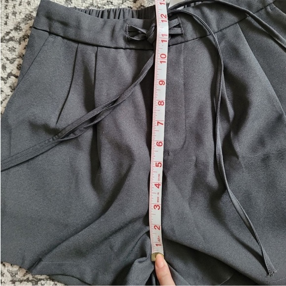 Halara High Waisted Drawstring Zipper Side Pocket Plain Casual Shorts 3'' - Picture 6 of 7